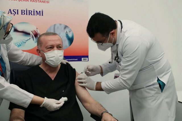 Ο Ερντογάν έκανε το κινεζικό εμβόλιο σε ζωντανή μετάδοση