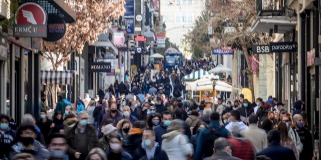 Με ουρές και σήμερα τα πολυκαταστήματα