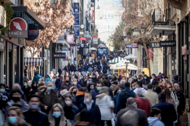 Με ουρές και σήμερα τα πολυκαταστήματα