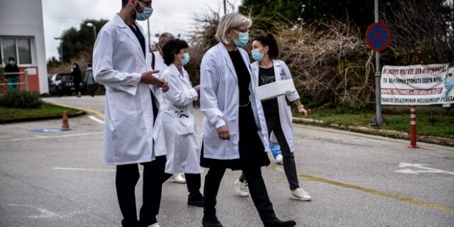 ΠΟΕΔΗΝ: 5.000 υγειονομικοί νόσησαν με κορονοϊό – 18 νεκροί