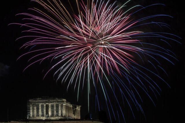 Πρωτοχρονιά: Τα πυροτεχνήματα του Δήμου Αθηναίων στοίχισαν 74.400 ευρώ