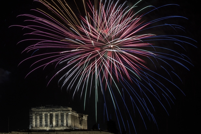 Πρωτοχρονιά: Πώς υποδέχτηκε η Ελλάδα το 2021- Πυροτεχνήματα έκαναν τη νύχτα μέρα