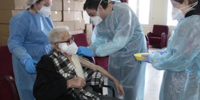 Κρήτη: Άντρας 106 ετών, ο πρώτος που εμβολιάστηκε σε δομή ηλικιωμένων