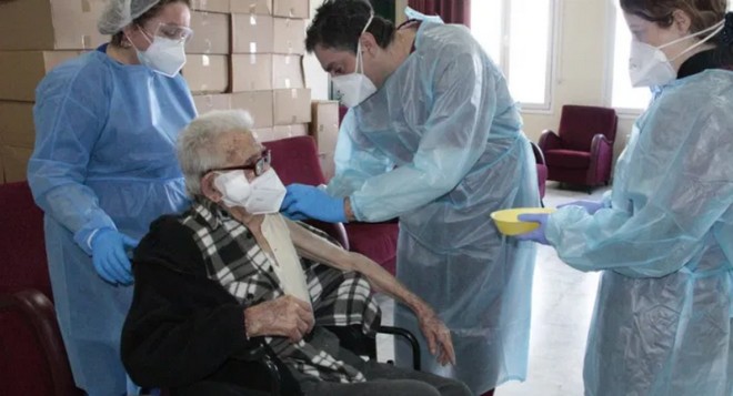 Κρήτη: Άντρας 106 ετών, ο πρώτος που εμβολιάστηκε σε δομή ηλικιωμένων