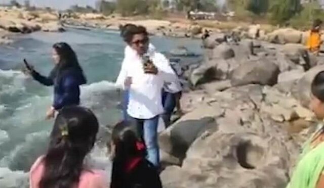 Βίντεο Σοκ: Γυναίκα ποζάρει για selfie στις όχθες ποταμού και πνίγεται
