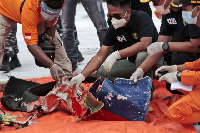 Ινδονησία: Εντοπίστηκαν συντρίμμια και ανθρώπινα μέλη από το μοιραίο Boeing