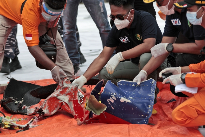 Ινδονησία: Εντοπίστηκαν συντρίμμια και ανθρώπινα μέλη από το μοιραίο Boeing