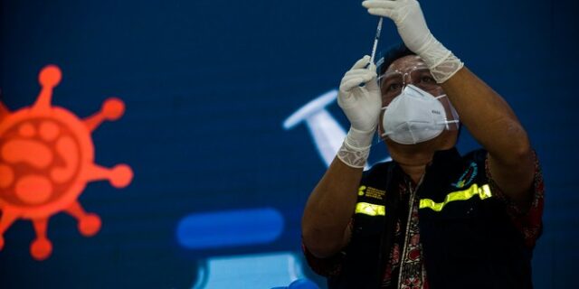 Ποιοι ηλικιωμένοι; Στην Ινδονησία εμβολιάζονται πρώτοι οι influencers