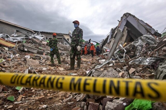 Φονικός σεισμός στην Ινδονησία: Οι έρευνες για τον εντοπισμό ανθρώπων συνεχίζονται