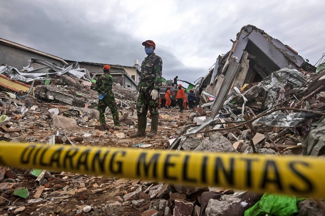 Φονικός σεισμός στην Ινδονησία: Οι έρευνες για τον εντοπισμό ανθρώπων συνεχίζονται
