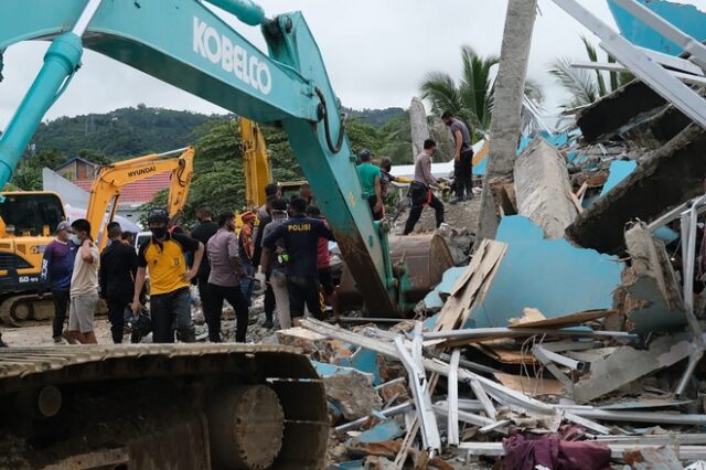 Ινδονησία: Νεκροί, τραυματίες και εγκλωβισμένοι από τον ισχυρό σεισμό