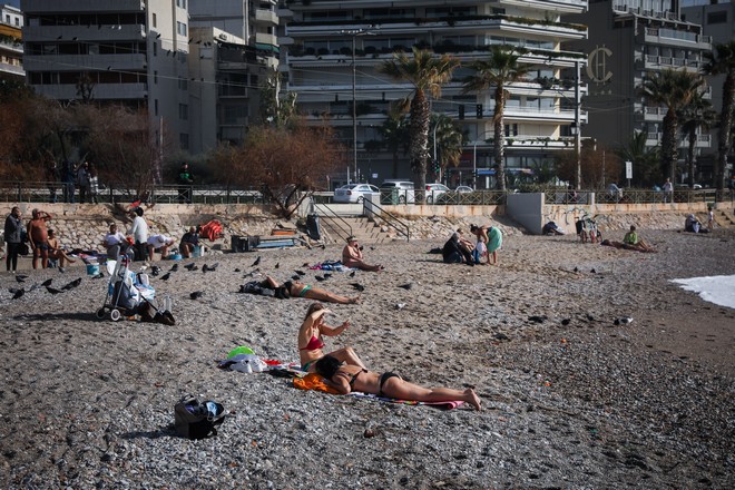 Κορονοϊός: “Βράζει” η Αττική – Γέμισαν οι παραλίες