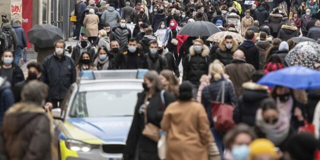 Κορονοϊός: Φόβοι για νέα μετάλλαξη από τον συγχρωτισμό εμβολιασμένων και μη
