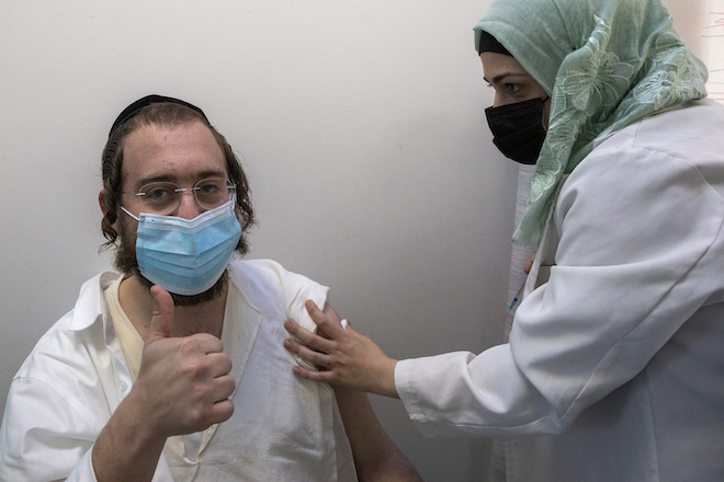Ισραήλ: Κοινοποιεί στην Pfizer δεδομένα για τη βελτιστοποίηση του εμβολιασμού σε άλλες χώρες