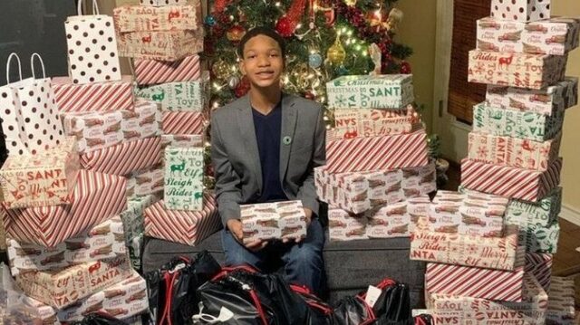 ΗΠΑ: 13χρονος συγκέντρωσε χρήματα και πήρε χριστουγεννιάτικα δώρα σε παιδιά αστέγων