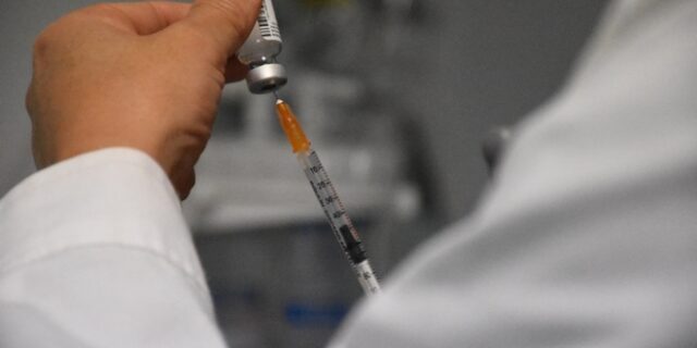 Εμβόλιο Johnson & Johnson: Οι πρώτες δόσεις θα μπορούσαν να είναι διαθέσιμες στην ΕE τον Απρίλιο
