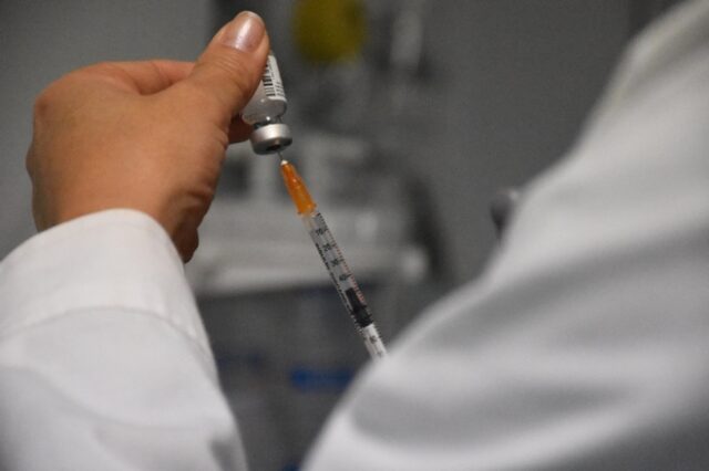 ΠΟΥ: Προειδοποιεί ότι η συσσώρευση εμβολίων “τροφοδοτεί την πανδημία”