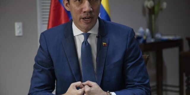 Βενεζουέλα: Επίθεση στον Γκουαϊδό- Τον πέταξαν έξω από εστιατόριο και του έβγαλαν το πουκάμισο