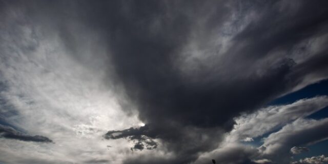 Καιρός: Βροχές, καταιγίδες και θυελλώδεις νοτιάδες από το απόγευμα της Κυριακής