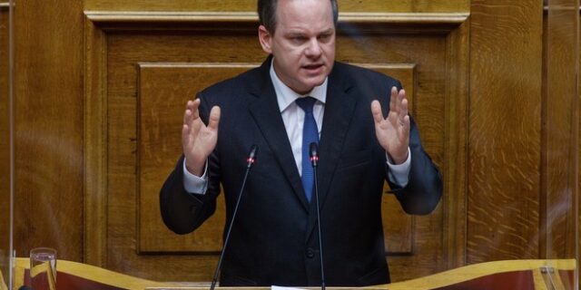 Καραμανλής: Με 11 καινοτομίες ο νέος νόμος για τα δημόσια έργα, κριτική από τον Παππά