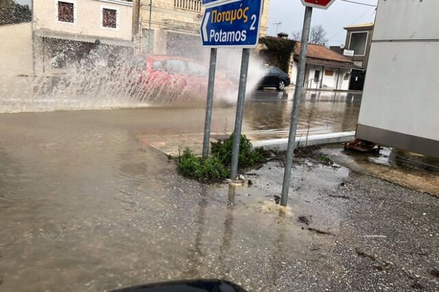 Κακοκαιρία: Βροχές και χαλάζι στην Κέρκυρα – Πλημμύρισαν δρόμοι
