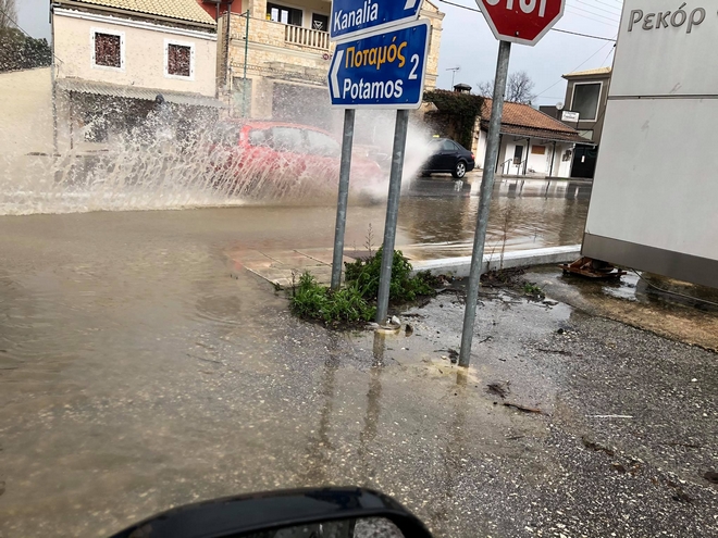 Κακοκαιρία: Βροχές και χαλάζι στην Κέρκυρα – Πλημμύρισαν δρόμοι