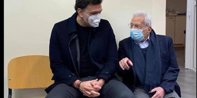 Στο ΚΑΤ εμβολιάστηκε ο Πέτρος Μολυβιάτης – Η φωτογραφία με τον Κικίλια