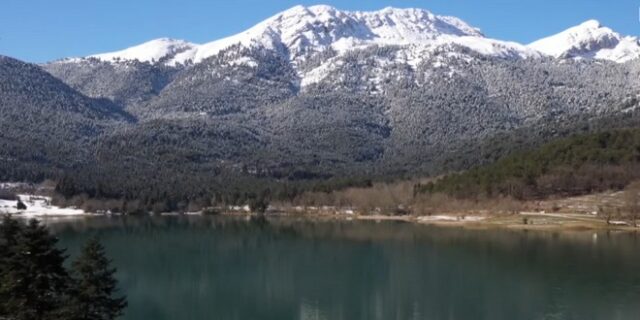 Το απόλυτο Αλπικό τοπίο: Τα χιονισμένα Τρίκαλα Κορινθίας και η Λίμνη Δόξα
