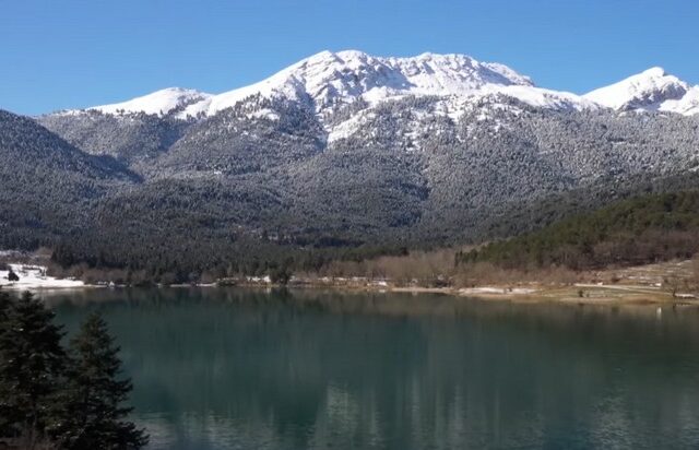 Το απόλυτο Αλπικό τοπίο: Τα χιονισμένα Τρίκαλα Κορινθίας και η Λίμνη Δόξα