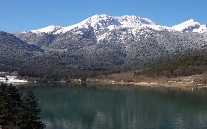 Το απόλυτο Αλπικό τοπίο: Τα χιονισμένα Τρίκαλα Κορινθίας και η Λίμνη Δόξα