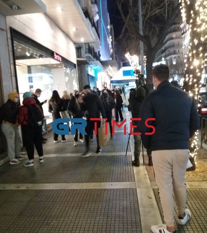 Θεσσαλονίκη: Ο κόσμος αψήφισε το ΄”τσουχτερό” κρύο και βγήκε για ψώνια