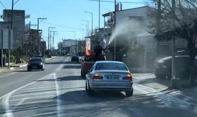 Λαμία: Ζητά συγγνώμη ο ιερέας που έριχνε αγιασμό με τη μάνικα