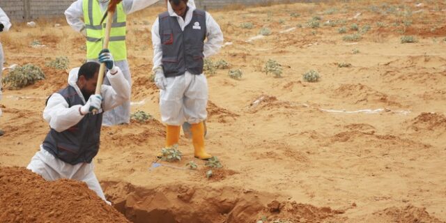 Λιβύη: Ανασύρουν συνεχώς πτώματα από τους ομαδικούς τάφους της Ταρχούνα