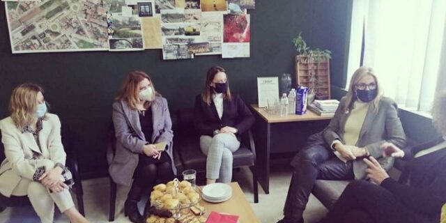 Η Μαρέβα Μητσοτάκη με τη Μαρία Συρεγγέλα στο Συμβουλευτικό Κέντρο Τρικκαίων