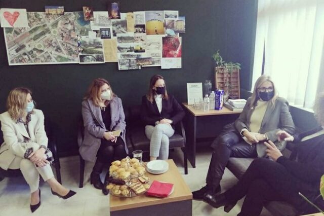 Η Μαρέβα Μητσοτάκη με τη Μαρία Συρεγγέλα στο Συμβουλευτικό Κέντρο Τρικκαίων