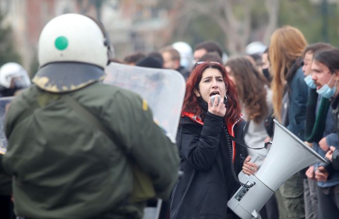 ΣΥΡΙΖΑ: “Ασπίδα” στην Κεραμέως η απαγόρευση των διαδηλώσεων