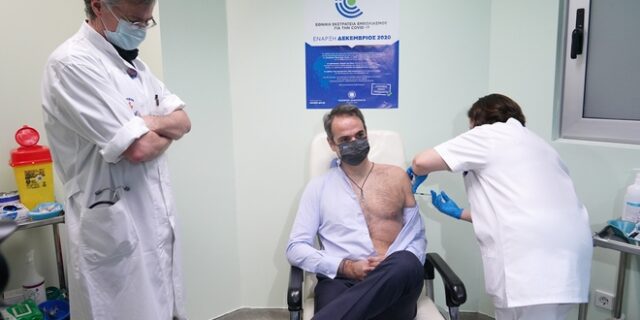 Τη δεύτερη δόση του εμβολίου έκανε ο Κυριάκος Μητσοτάκης