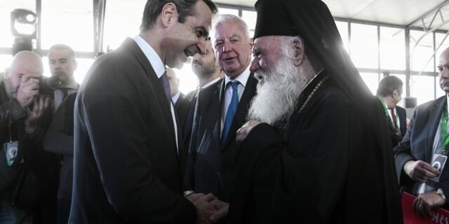 Η κυβέρνηση επιλέγει να πάει “χέρι χέρι” με την Εκκλησία για το εμβόλιο