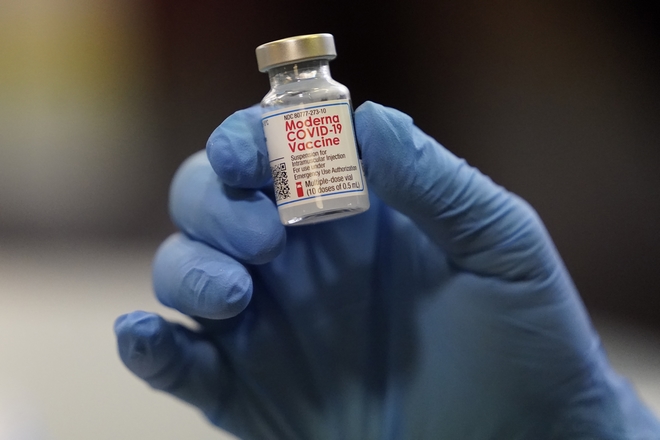 Moderna: Προτείνει να βάζει περισσότερες δόσεις του εμβολίου της στα φιαλίδια