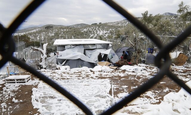 Πάγωσε η Μόρια: Πρόσφυγες στο έλεος του χιονιά