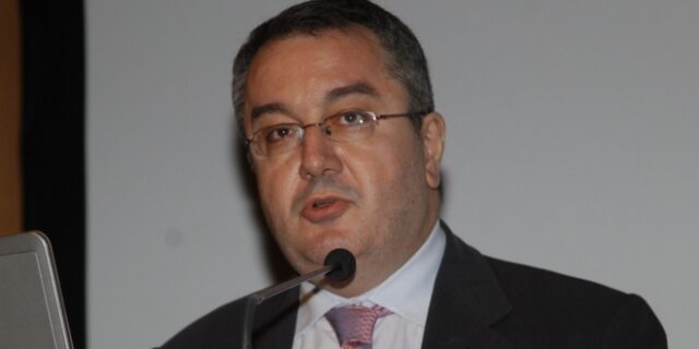 Μόσιαλος: Tο εμβόλιο της Pfizer προσφέρει προστασία από τις νέες παραλλαγές του κορονοϊού