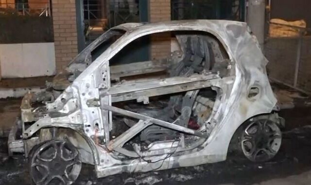 Μοσχάτο: Έβαλαν φωτιά σε αυτοκίνητα