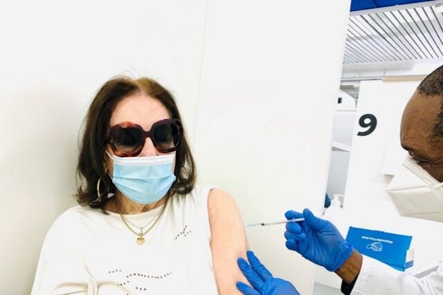 Εμβολιάστηκε η Νανά Μούσχουρη: Το δημόσιο μήνυμα νίκης κατά της πανδημίας