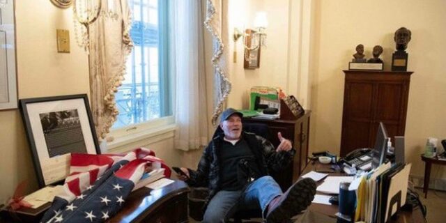 Καπιτώλιο: Συνελήφθη ο άνδρας που φωτογραφήθηκε με τα πόδια πάνω στο γραφείο της Πελόζι