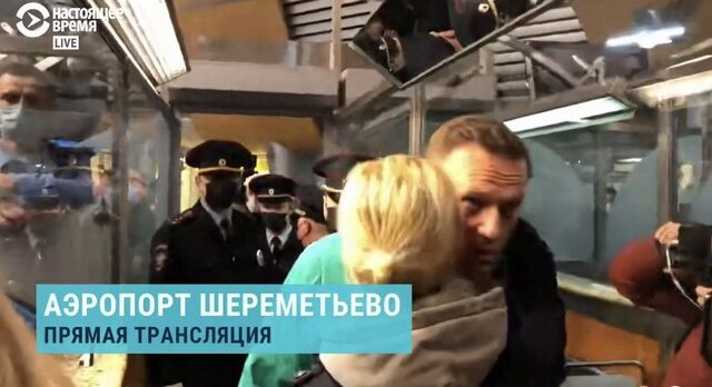 Ναβάλνι: Συνελήφθη με το που πάτησε το πόδι του στη Μόσχα