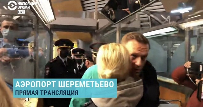 Ναβάλνι: Συνελήφθη με το που πάτησε το πόδι του στη Μόσχα
