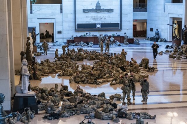 ΗΠΑ: Πρωτοφανείς εικόνες στο Καπιτώλιο – Άνδρες της Εθνοφρουράς το έκαναν “στρατώνα”