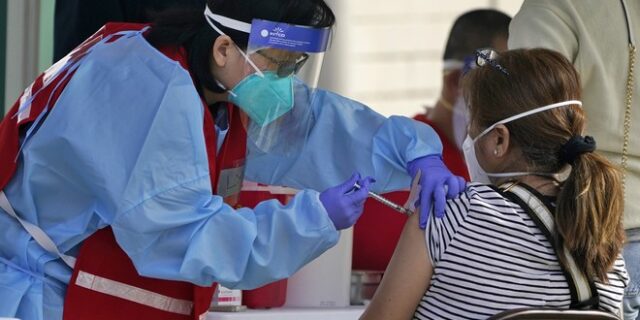 Βρετανία: Κίνδυνος μετάδοσης του κορονοϊού και από εμβολιασμένους