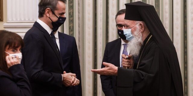 Επιστολή Ιερώνυμου σε μητροπολίτες: Αυστηρή τήρηση μέτρων και όχι αγιασμός σε εξωτερικούς χώρους
