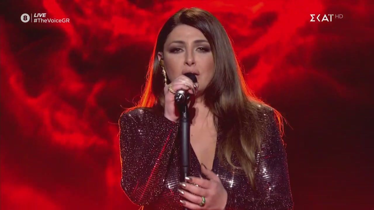 “Μάγεψε” στη σκηνή του The Voice η Έλενα Παπαρίζου με το νέο της κομμάτι “Αναμονή”